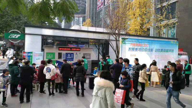 垃圾分类，是指按照生活垃圾的不同成分、属性、利用价值以及对环境的影响，并根据不同的处置方式的要求，分成属性不同的若干种类，从而有利于生活垃圾的回收与利用。通俗的讲，生活垃圾分类就是在源头讲生活垃圾进行分类投放，并通过分类收集、分类运输和分类